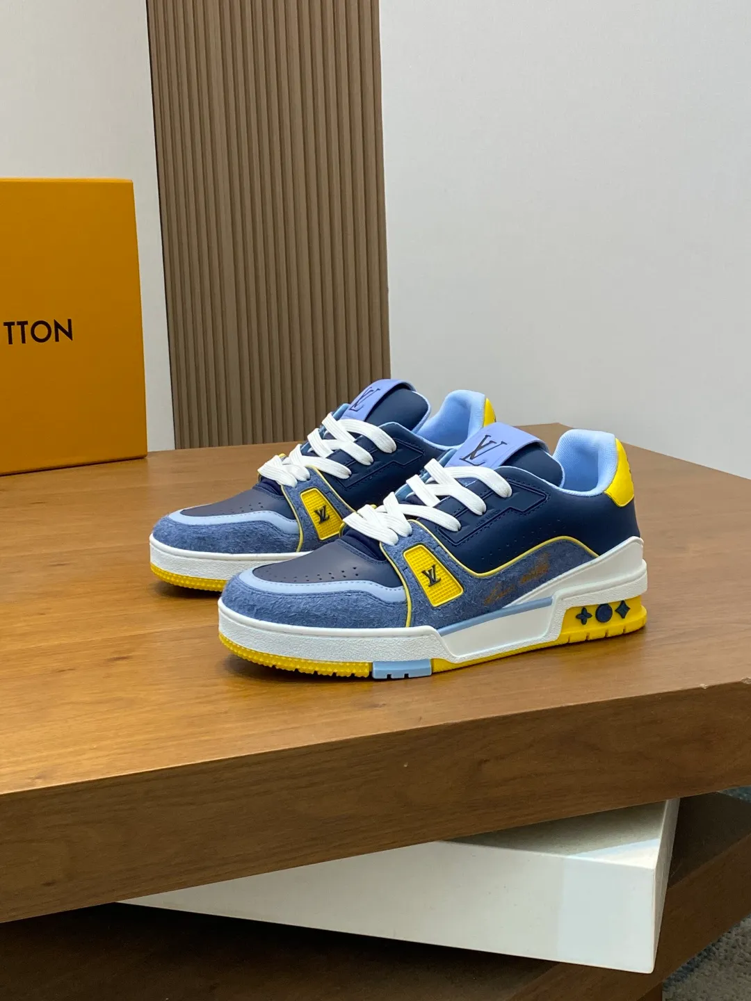 Men's men's shoes 💰820 Lujia New Color Men's 🧍‍♂️trainer sneakers, this LV Trainer sneaker is made of soft grained calfskin, showing pure tones, the #54 logo on the back traces the brand's birth in 1854, the designer's handwritten brand logo embellishes one side, designed by Virgil Abloh himself, a very commemorative sneaker, the new LV Louis Vuitton louis vuitton trainer sneaker low casual sports culture versatile basketball sneakers Size: 35-46 (customized for women 40, men 46)